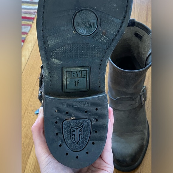 Frye Women’s Engineer 8R Leather Boots, Charcoal, size 7 - Picture 8 of 13